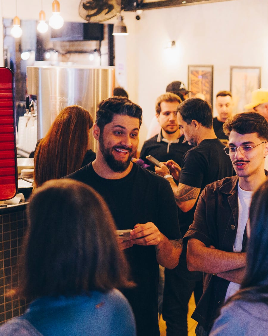 Grupo confraternizando em evento corporativo no Genuíno Bar